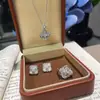 Conjunto de Joias de Luxo Leve Estilo Palaciano Retrô com Flor de Trevo de Quatro Folhas e Madrepérola - Colar, Brincos, Anel