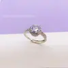 Anillo de Joyería para Mujer Estilo Nuevo, Anillo de Diamante con Letra Super Brillante de Cuatro Garras, Estilo Nicho, Accesorio de Anillo de Moda Ajustable Venta al por Mayor