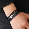 Pulseira de Couro PU Tecido Estilo Europeu e Americano para Homens, Pulseira Multicamadas Tendência e Única com Fivela Magnética de Guitarra, Acessório de Mão de Joia da Moda para Casais