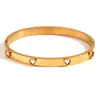 Moda Europea y Americana Sencillo Nicho Pulsera Explosiva Acero Inoxidable Chapado en Oro de 18K Micro Corazón de Melocotón Circonita Pulsera de Broche para Mujeres