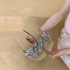 Sandalias Cuadradas de Punta Cuadrada Estilo Francés con Flores de Nicho 2026 Verano Nueva Moda Versátiles Zapatillas con Borlas de Fuegos Artificiales para Uso en Exteriores