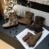 Hebilla de otoño e invierno 2026 botas de moda con aumento de altura interior, botines de nuevo estilo retro, botines cortos de 5 cm, gamuza marrón, versátiles