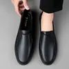 Zapatos nuevos de cuero para hombre, zapatos casuales de cuero, mocasines de negocios modernos de alta gama con suela blanda para hombre
