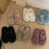 Pantuflas peludas negras retro de suela gruesa para mujer, adecuadas para usar en exteriores, nuevo estilo otoño e invierno 2026, pantuflas de algodón antideslizantes que aumentan la altura para personas menudas