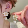 Pendientes de Perla de Camelia Francesa Dulces y Lindos, Pendientes Florales de Lujo Ligero con Incrustaciones de Diamantes Estilo Chanel, Accesorios de Oreja Suaves Vintage