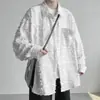 Camisa Plaid Solta de Manga Longa Tendência Estilo Hong Kong para Homens, Primavera e Outono de 2026, Jaqueta Casual Oversized Elegante de Alta Qualidade
