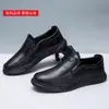 Sapatos Masculinos de Couro 2024 Primavera Novo Couro Macio Casual Versátil Slip-on Sapatos Preguiçosos Leves Preto Sapatos de Pai