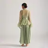 Foto Real de un Conjunto de Dos Piezas Estilo Francés: Conjunto de Blusa Bordada con Volantes y Mangas de Campana de Encaje y Vestido Largo de Tirantes