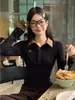 Estilo de dos piezas de nicho para principios de otoño de 2025, colorblock, elegante camiseta de manga larga con cuello polo para mujer, corte ajustado, top de moda