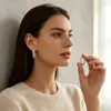 Estilo europeo y americano, pendientes geométricos en forma de U brillantes, pendientes ligeros de lujo en oro mate, accesorios de alta gama para mujer, adecuados para el uso diario, producto transfronterizo
