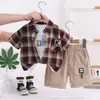 Conjunto de Manga Corta de Verano para Niños Pequeños 2026 Moda Nueva Elegante Ropa de Trabajo Camisa a Cuadros Conjunto de Tres Piezas de Manga Corta
