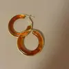 Pendientes de aro de acetato de color ámbar retro a la moda, sencillos y elegantes, versátiles, con un estilo único de 'dinero viejo' y efecto degradado