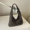 2026 Nova Bolsa Transversal Europeia e Americana Retrô Bolsa de Ombro Único Bolsa de Axila Feminina Estilo Personalidade Rebite Bolsa de Motocicleta Bolsa Feminina