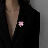 Broche de Trébol de Cuatro Hojas Rosa Dulce, Diseño de Lujo Accesible para Mujer de Alta Gama, Ramillete de Cristal Elegante, Accesorios de Pin Antiexposición