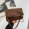 Otoño 2026 Bolso Sencillo Nuevo Bajo el Brazo Bolso de Mano Retro Bolso de Mujer Bolso Cuadrado Pequeño con Remaches Bolso de Hombro de Moda