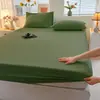 Sábana bajera de color liso, una sola pieza, con tejido cepillado, antideslizante y diseñada para cubrir firmemente el colchón, proporcionando protección completa y prevención de polvo para el colchón y el somier