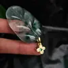 El Fabricante Vende al por Mayor un Gran Número de Broches de Flor de Orquídea de Color Esmeralda y Colgantes de Hoja, la Elección Preferida para Regalar