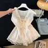 Elegante camisola con ribete de encaje y escote en V con amarre para mujer, diseño de verano 2026, estilo puro y seductor, top sin mangas
