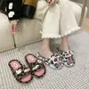 Pantuflas de interior para mujer, diseño de conejo de peluche, estilo moderno de una tira, estampado de leopardo, diseño de caricatura casual, doble cara antideslizante, punta abierta y con diseño hueco