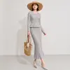 Conjunto de saia plissada estilo Miyake para mulheres, novo conjunto de duas peças outono 2026 com top elástico ondulado e saia longa sereia, estilo de férias