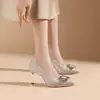 8026-5 Tacones de aguja vintage color borgoña con satén fruncido, hebilla cuadrada de diamantes brillantes, punta fina, cómodos para uso prolongado, zapatos de fiesta