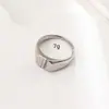 Anillo Sencillo Liso con Logo Grabado con Láser de Acero Inoxidable Chapado en Oro de 18 Quilates Estilo Europeo y Americano Lujo Ligero Anillo de Acero de Titanio