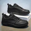 Zapatillas blancas de estilo sencillo para hombre, adecuadas para todas las estaciones, zapatos casuales de moda y versátiles, zapatillas de caña baja con suela gruesa, zapatos ligeros y cómodos para hombre
