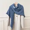 Colección de otoño e invierno transfronteriza: bufandas triangulares y chales de punto de moda con mezcla de lana, perfectos como prendas de abrigo o chales para mujer; venta al por mayor del fabricante