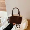 Bolsa de ombro única para o dia a dia, versátil, camurça de cordeiro, estilo vintage, novo modelo de nicho, bolsa transversal feminina 2026, camurça, outono