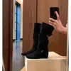 Botas Elegantes Francesas Amassadas Empilhadas Femininas 2026 Outono/Inverno Novas Bico Redondo Fivela Fashion Emagrecedoras Botas de Cavaleiro Altas