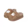 Estas lindas pantuflas de invierno con temática de gato KT son perfectas para usar afuera, proporcionando calidez y una sensación cómoda y acolchada.. Son antideslizantes, están hechos de algodón esponjoso y son adecuados para estudiantes y mujeres.