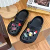 Zuecos lindos y modernos para mujer para estudiantes, sandalias de verano para playa de punta cerrada con dibujos antideslizantes