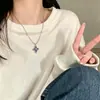 Colar de aço titânio azul denim com coração de espinho, design de nicho doce e cool, pingente de cruz versátil unissex, corrente para moletom que não desbota