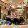 Decoración de escena de fiesta de cumpleaños en sala privada de hotel, fuegos artificiales de dopamina coloridos, globos largos para una atmósfera alegre