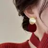 Brincos de Veludo Ankora Vermelho com Cor Contrastante, Versáteis e Únicos, com um Toque de Luxo e Elegância, Brincos Novo Estilo 2025