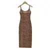 Vestido slip justo com estampa de leopardo retrô estilo europeu e americano, nova saia bodycon sexy com fenda, vestido slip de veludo