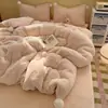 Conjunto de cuatro piezas estilo INS girly de lana de cordero con pompón grande, Clase A, de terciopelo de leche, engrosado y cálido para invierno, adecuado para ropa de cama de dormitorio de estudiante