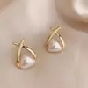 Pendientes de Cruz Perla Roja Aguja Plateada para Mujer 2025 Nuevo Estilo Estilo Extranjero Pendientes de Gama Alta Lujo Accesible Pendientes Elegantes de Nicho Tendencia