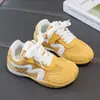 Zapatillas de entrenamiento alemanas para niños, nuevo modelo de otoño 2026 para niños y niñas, versión coreana de zapatillas deportivas de malla transpirable con suela suave y zapatos casuales antideslizantes