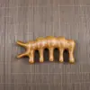 Peine de masaje de sándalo dorado para el cuero cabelludo, peine de meridianos de cinco dientes con cabeza redonda para el cuerpo, peine de masaje de sándalo universal para puntos de acupuntura al por mayor