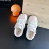 Tênis infantis de velcro, novos modelos primavera/outono para meninas, tênis de treino casual alemão versátil e estiloso, tênis prateado branco para estudantes, da moda