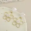 Pendientes de Perla con Flor Grande Hueca de Aguja Plateada Estilo Coreano Pendientes Sencillos con Diseño de Margarita Pendientes de Moda Versátiles Suaves