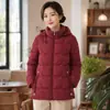 Nova jaqueta de algodão leve com capuz de inverno para mulheres, casaco curto quente para mulheres de meia-idade e idosas, casaco de algodão casual da moda