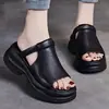 Meias-Sapatilhas de Plataforma de Couro Macio com Solado Grosso para Uso Externo Feminino, Sandálias Peep-Toe que Aumentam a Altura, Novos Sapatos Versáteis para Mães Verão 2025