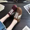 Nuevos zapatos de entrenamiento alemanes de 4 cm de alto para mujer, otoño 2026, versátiles, piel genuina, suela suave, transpirables, deportivos, casuales, zapatos de Forrest Gump