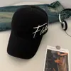 Gorra de béisbol roja de alta calidad para mujer, cabeza grande, estilo urbano moderno, gorra de visera ancha con letras que hace que la cara se vea más clara