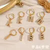 Moda Europea y Americana Sencillos Personalizados Pendientes Explosivos Nicho Lujo Ligero Acero Inoxidable Chapado en Oro de 18K Pendientes de Perla con Letra para Mujer
