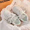 Tênis femininos, nova coleção outono 2026, tênis brancos populares, mocassins versáteis de sola grossa, sapatos esportivos casuais