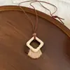 Nuevo Collar Colgante de Resina Estilo Étnico Chino Marrón Retro para Mujer Lanyard Cadena de Clavícula Accesorios Nuevo Estilo 2026