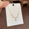 O Mesmo Estilo do Colar com Pingente de Zircônia e Franja de Diamante Único Cor Dourado Areia da Loja Puzuo Gold para Mulheres, Exquisito e Versátil, Luxo Leve, Corrente para Clavícula Super Brilhante